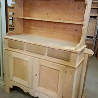 credenza con piattaia