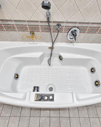 Vasca idromassaggio Jacuzzi