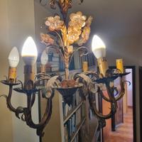 lampadario antico in ferro battuto e vetro