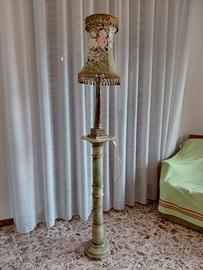 Colonna in Onice verde e paralume da tavolo.