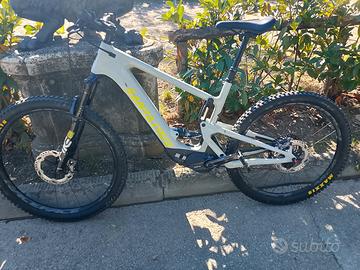 e-bike in carbonio 