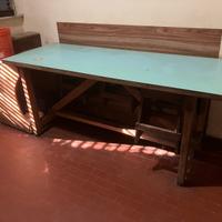 Tavolo in legno con sgabelli