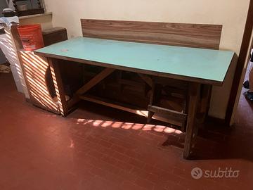 Tavolo in legno con sgabelli