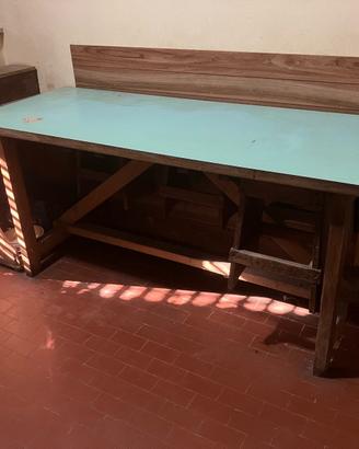Tavolo in legno con sgabelli