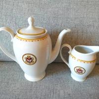 Elegante set di caffettiera e lattiera in porcella