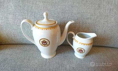Elegante set di caffettiera e lattiera in porcella