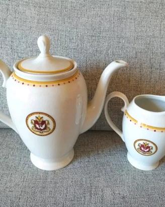 Elegante set di caffettiera e lattiera in porcella