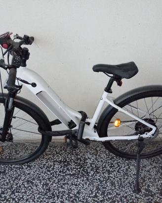 Bicicletta Rockrider pedalata assistita