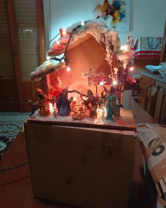 Presepe natalizio completo di illuminazione 