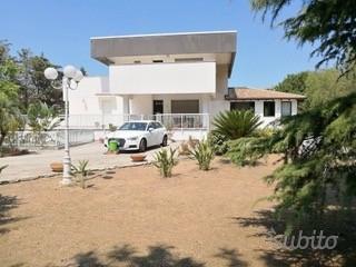 Prestigiosa villa unifam. 3 livelli ampio giardino