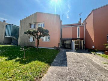 VILLASCHERA TRICAMERE CON GIARDINO: comfort per...