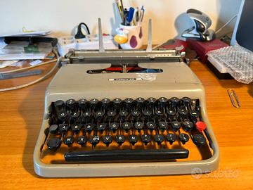 Macchina da scrivere vintage anni 50