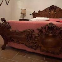 Letto matrimoniale in noce lavorato a mano