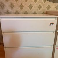 Cassettiera bianca con tre cassetti