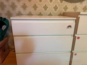 Cassettiera bianca con tre cassetti