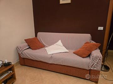 Divano 3 posti comodo con copridivano e cuscini