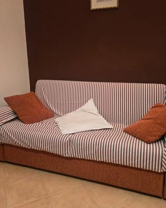 Divano 3 posti comodo con copridivano e cuscini