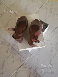 Sandalo in pelle spuntato con zeppa - nuovo -