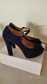 2 paia di scarpe spuntate con plateau 