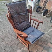Poltrona a dondolo in legno con cuscino imbottito 