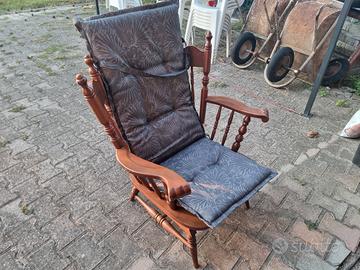 Poltrona a dondolo in legno con cuscino imbottito 