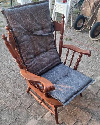 Poltrona a dondolo in legno con cuscino imbottito 