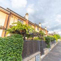 VILLA A SCHIERA A ROMA