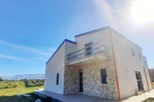 VILLA UNIFAMILIARE BALESTRATE CON AMPIO GIARDINO