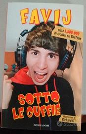 Libro di favij sotto le cuffie