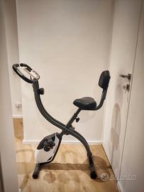 Cyclette Pieghevole con LCD, Schienale e Sensori 