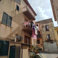 Casa singola su 3 livelli con grotta annessa