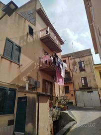 Casa singola su 3 livelli con grotta annessa
