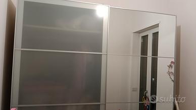 armadio con ante scorrevoli 