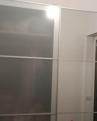 armadio con ante scorrevoli 