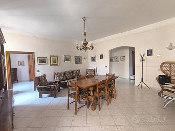 Appartamento di 150 m² con 4 locali a Foligno