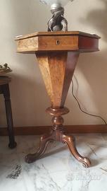 Antico tavolino da lavoro per cucito