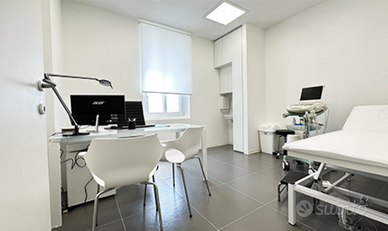 Stanza arredata uso studio medico