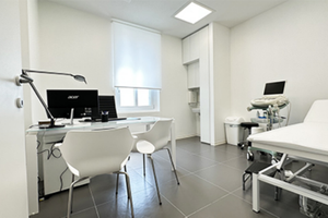 Stanza arredata uso studio medico