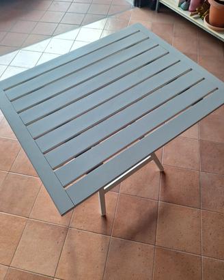 2 tavoli e 4 sedie pieghevoli in legno