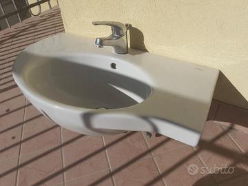 Lavandino angolare bagno