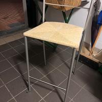 Sgabello in metallo con seduta in paglia intrecc