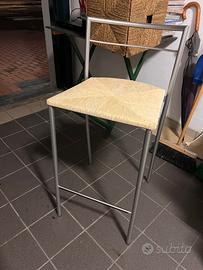 Sgabello in metallo con seduta in paglia intrecc
