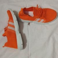 Scarpe da ginnastica arancioni e bianche