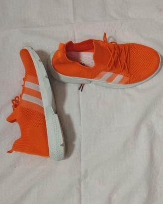 Scarpe da ginnastica arancioni e bianche