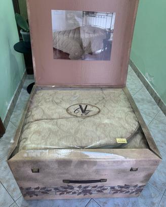 Piumone con cuscini decorativi