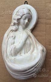 Acquasantiera con Madonna in terracotta smaltata