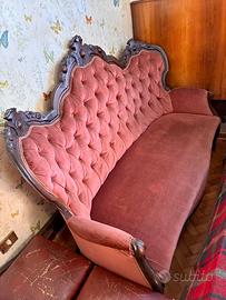 Salotto d’epoca fine ’800. Divano, poltrone, sedie