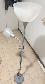 Lampada a piantana, grigia. Con due punti luce.