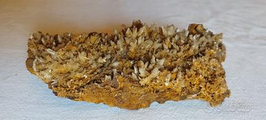 Quarzo ialino cristalli su concrezione limonitica