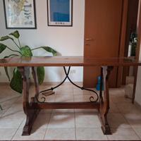 tavolo in legno e ferro battuto